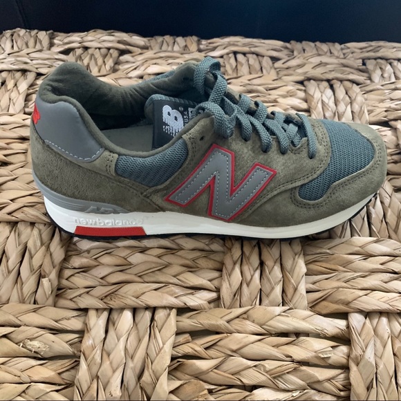 RARE New Balance army green hints of red gray sneakers collectors Size W 7/M 5.5 - Picture 4 of 16